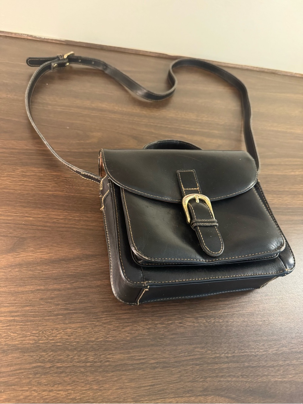 Vintage Y2K G.H. Bass & Co. Black Leather Crossbody Organizer Bag Purse Buckle